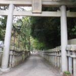 石鳥居と石灯籠が並ぶ信貴山朝護孫子寺の参道