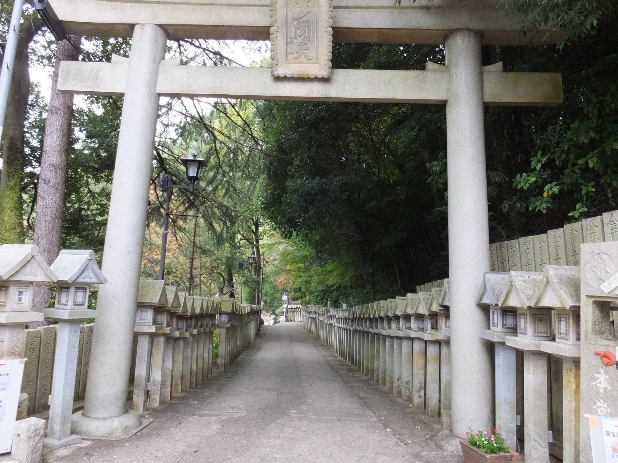 石鳥居と石灯籠が並ぶ信貴山朝護孫子寺の参道