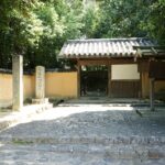 慈光院の石畳の参道と史跡の石標