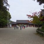 参道から望む橿原神宮の南神門と紅葉