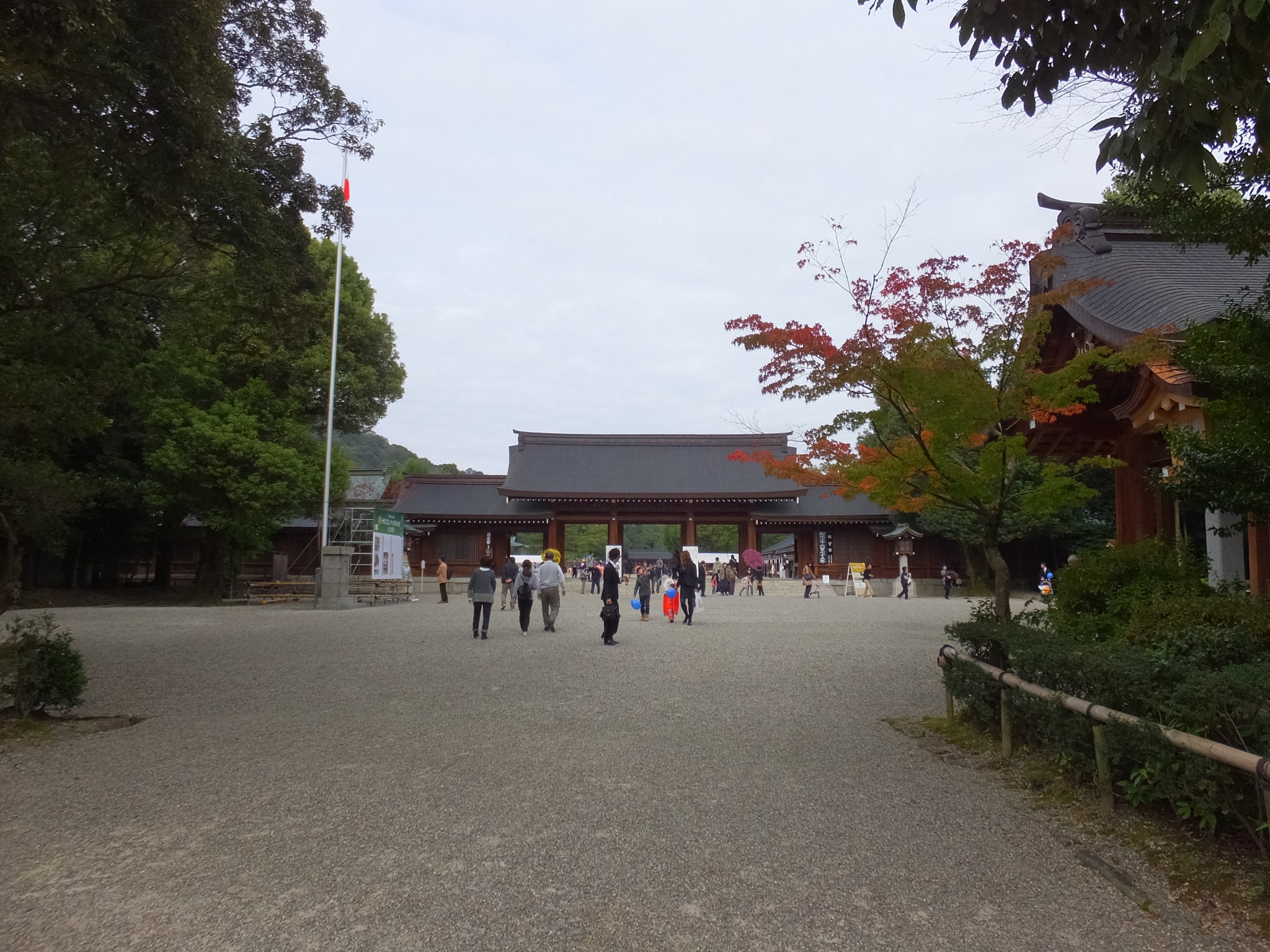 参道から望む橿原神宮の南神門と紅葉