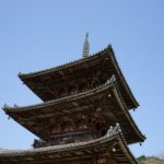 青空にそびえる壷阪寺の古色を帯びた三重塔