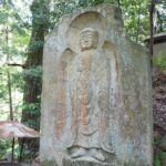 長岳寺の境内に伝わる石仏