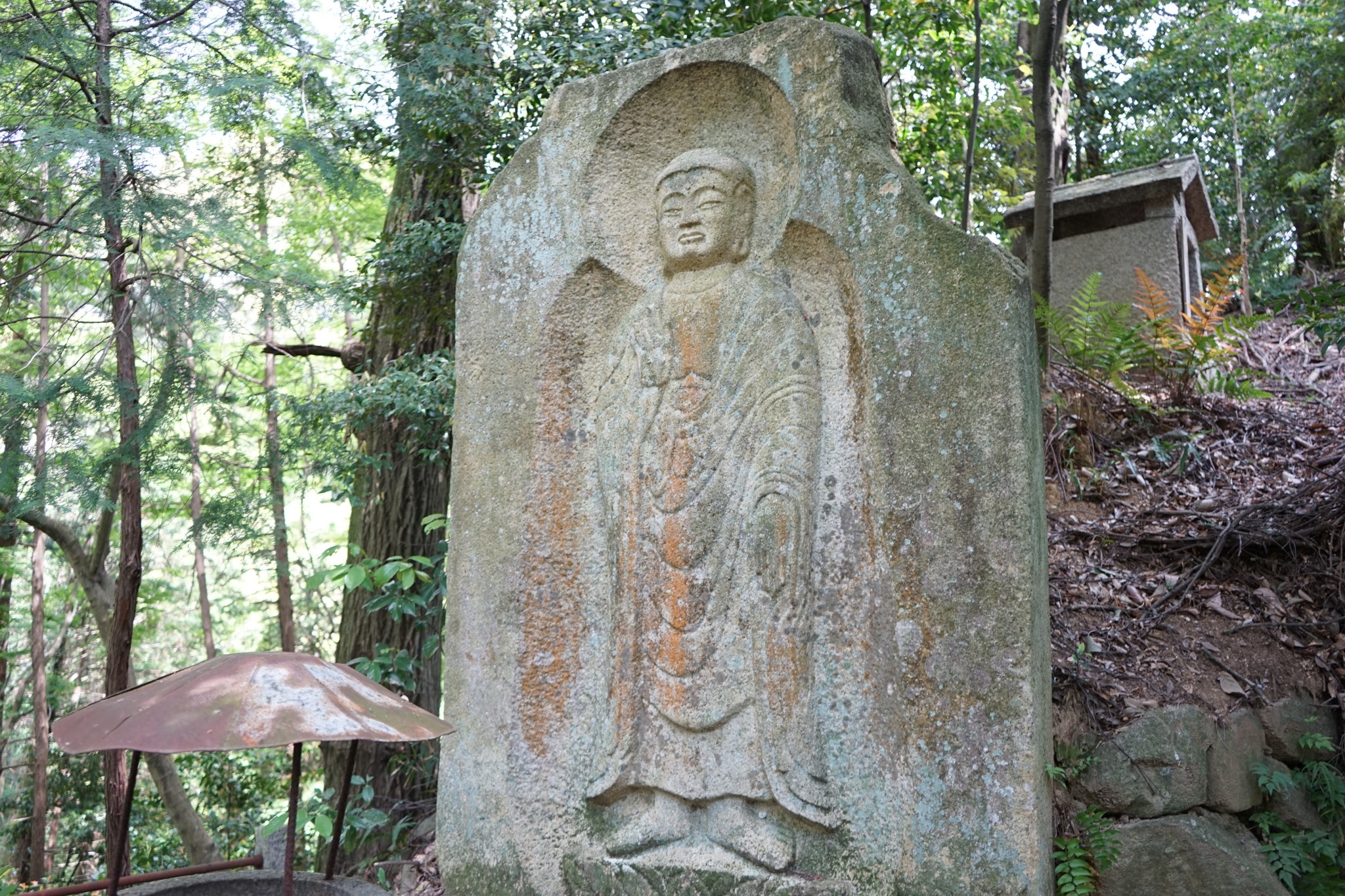 長岳寺の境内に伝わる石仏
