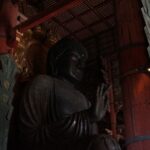 右手を上げた奈良の大仏さまの手元