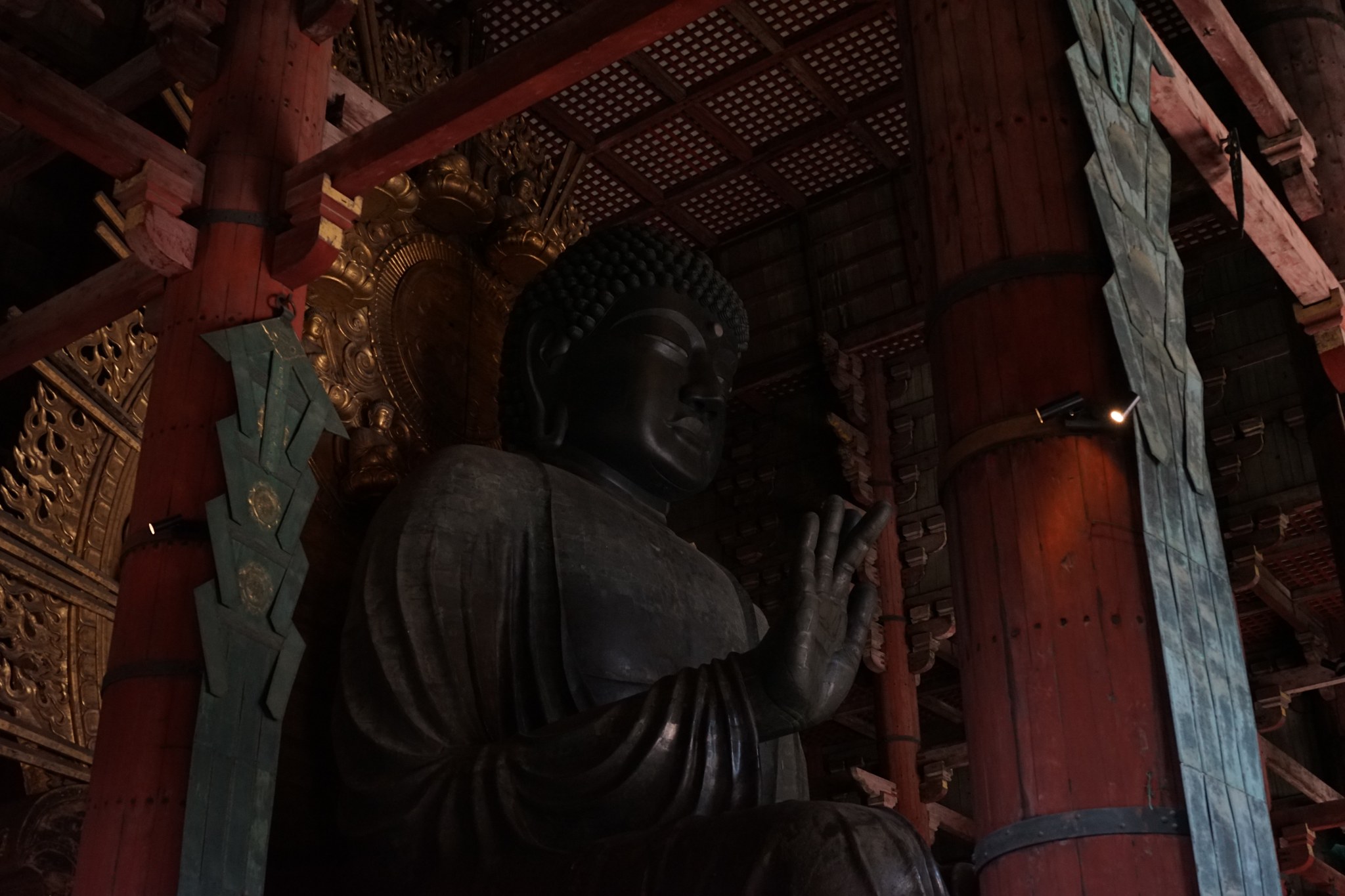 右手を上げた奈良の大仏さまの手元