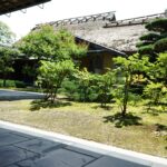 慈光院の芝生の庭と茅葺屋根