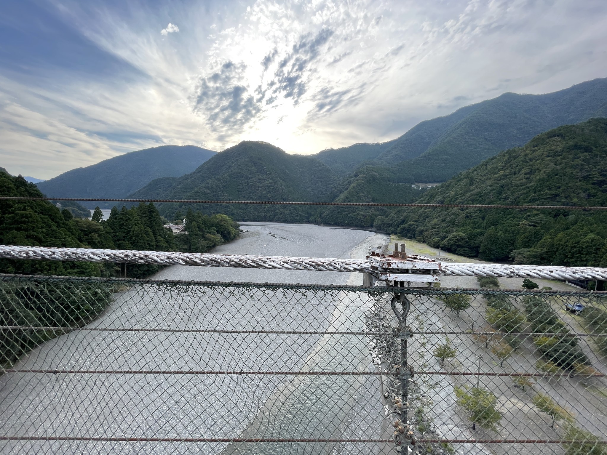 吊り橋から見下ろした54m下の十津川の河原