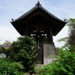 石光寺の鐘楼と庭の緑