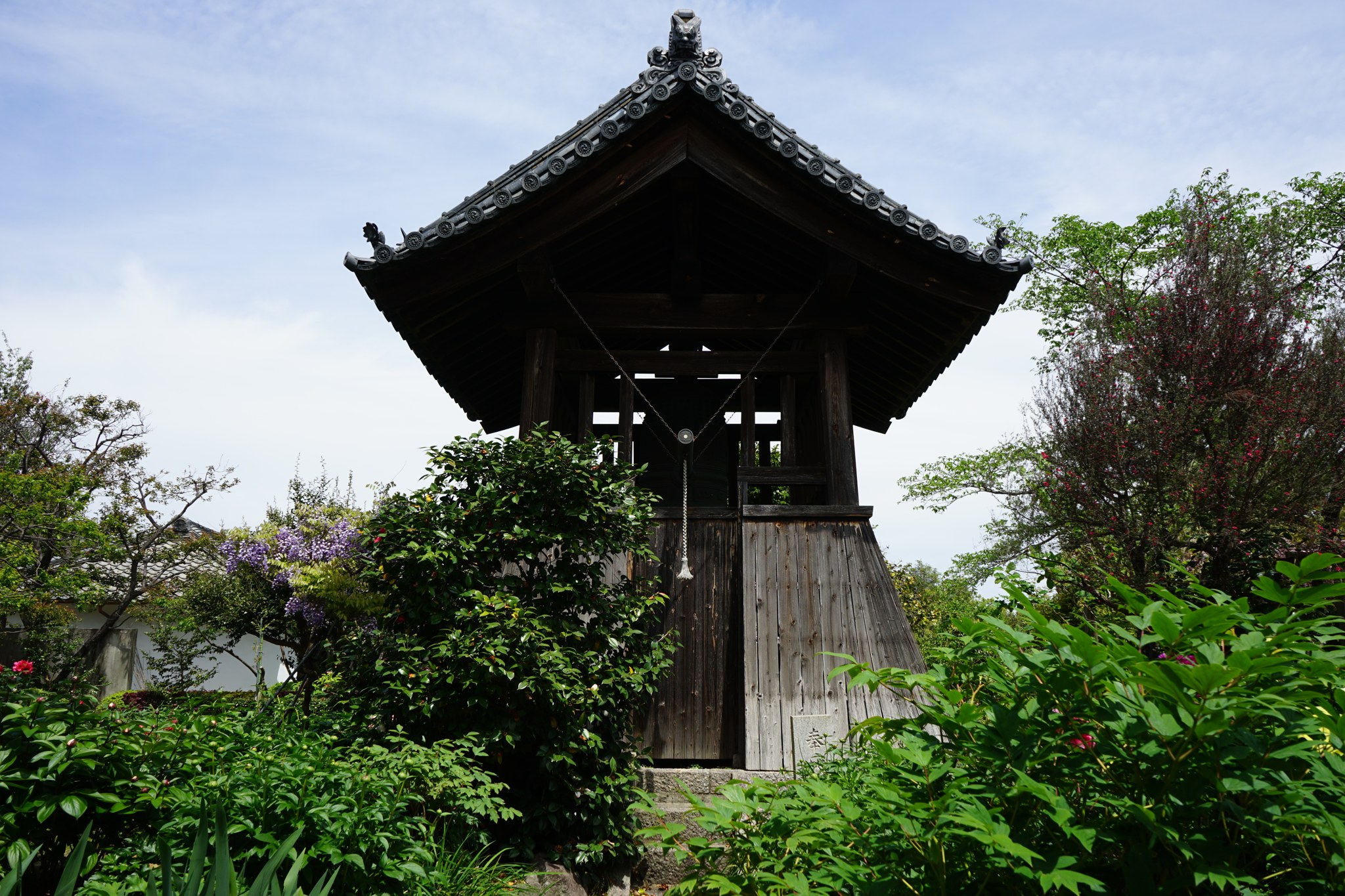 石光寺の鐘楼と庭の緑