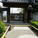 石光寺の山門内側の盛り砂「想観の沙」