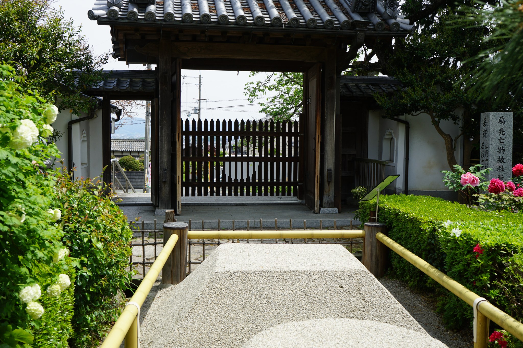 石光寺の山門内側の盛り砂「想観の沙」