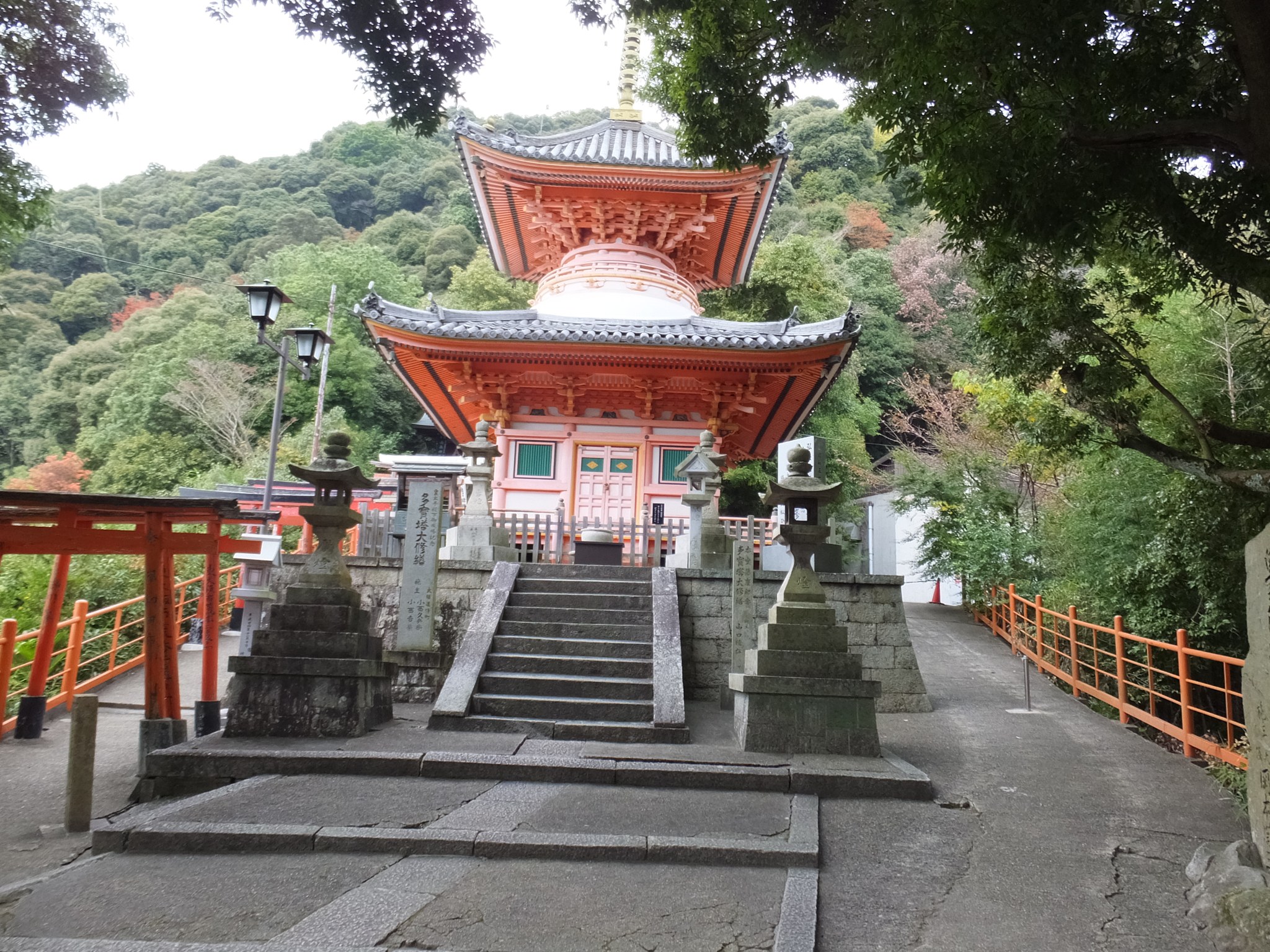 信貴山朝護孫子寺の朱塗りの多宝塔