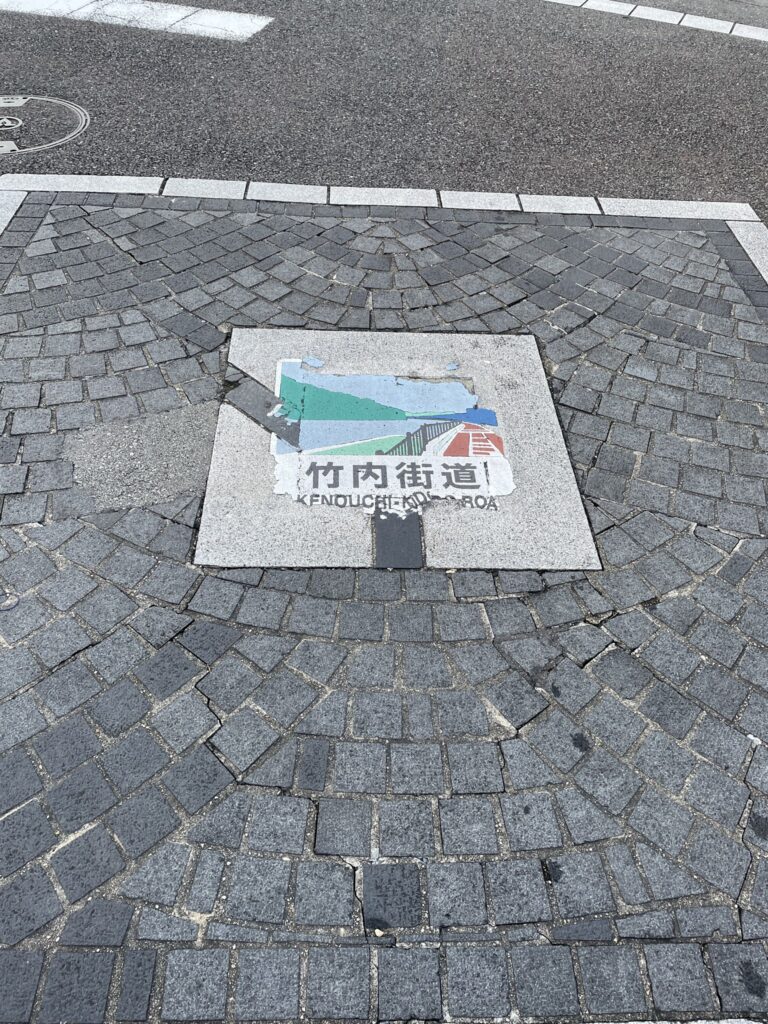 「竹内街道」と記された足もとのマンホール