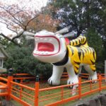 信貴山朝護孫子寺の大きな張り子の寅（世界一福寅）