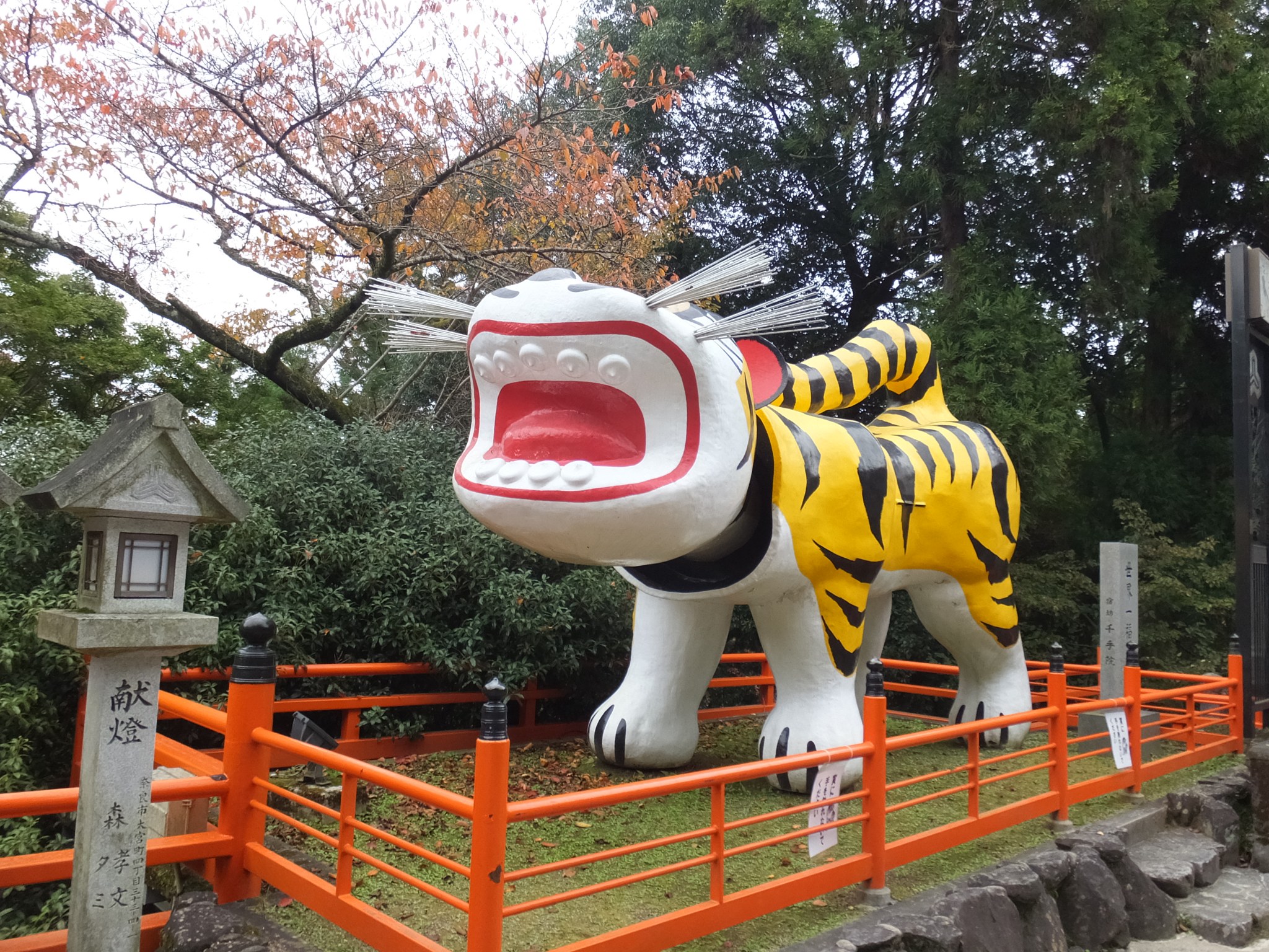 信貴山朝護孫子寺の大きな張り子の寅（世界一福寅）