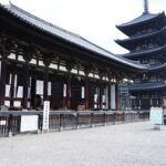 国宝東金堂と背後にそびえる興福寺の五重塔