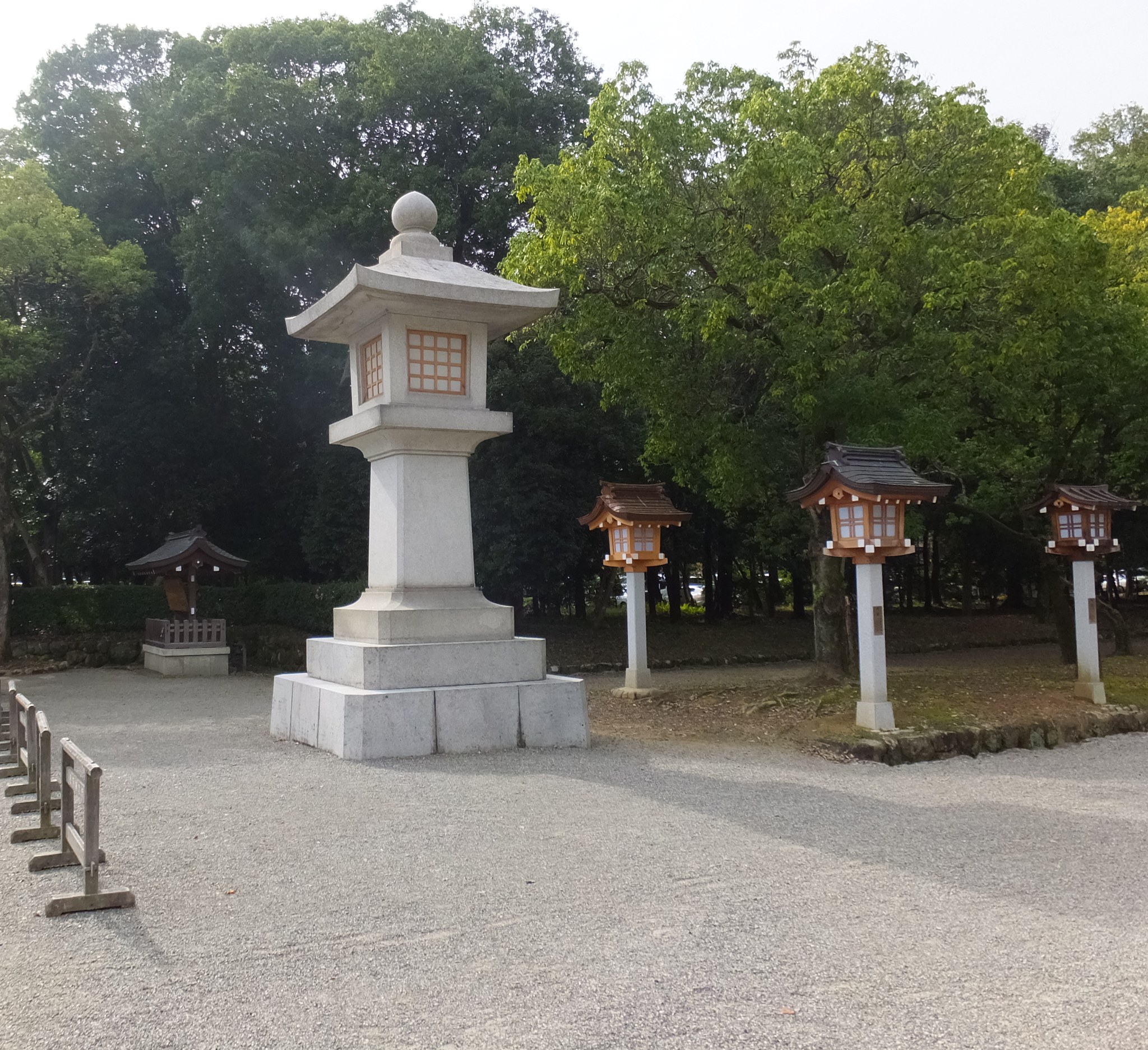 橿原神宮の大きな石灯籠