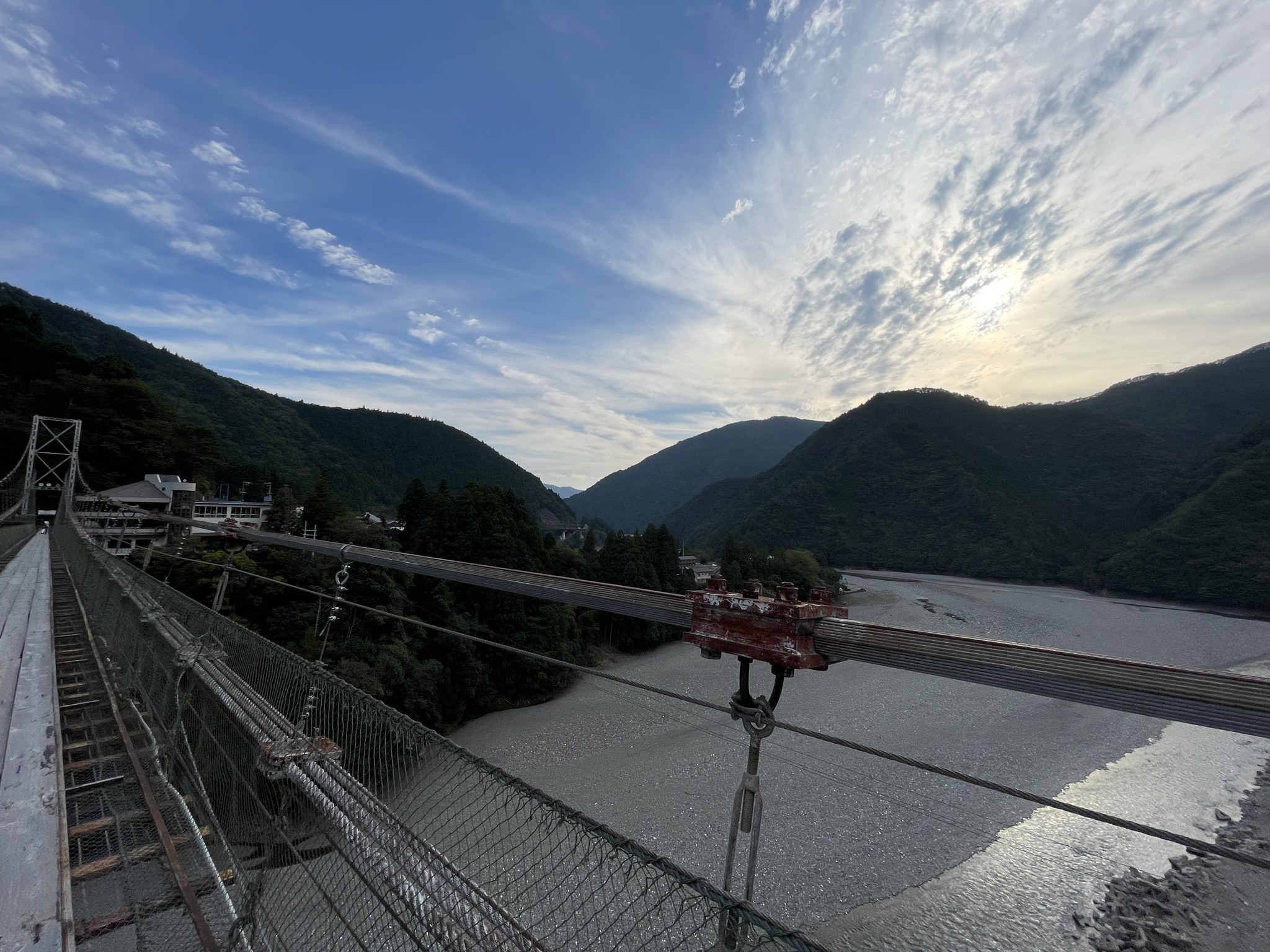 谷瀬の吊り橋から見た十津川の渓谷と夕景
